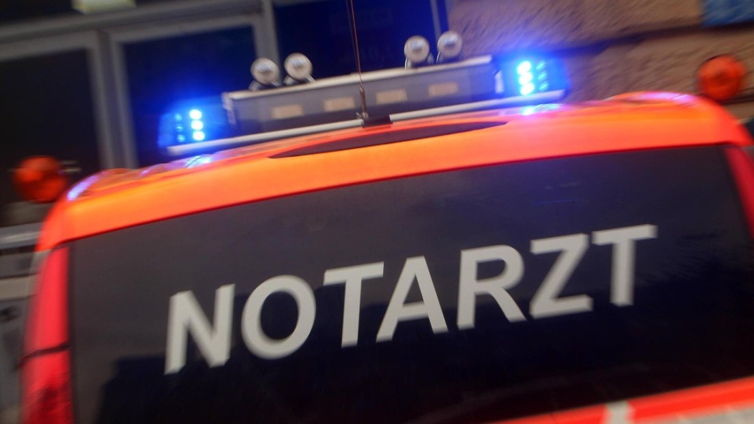 notarzt-der-feuerwehr-mit-blaulicht-die-frau-musste-nach-dem-unfall-notoperiert-werden-symbolbild-